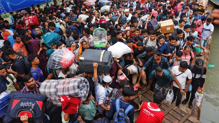 Thousands of people rush to get on board overcrowded ferries at the Sadarghat Ferry Terminal as they leave the capital city to celebrate Eid-al Adha with their families, in Dhaka, Bangladesh, June 27, 2023. REUTERS/Mohammad Ponir Hossain TPX IMAGES OF THE DAY REFILE - CORRECTING INFORMATION