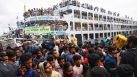 Ribuan orang bergegas menaiki kapal feri di Terminal Feri Sadarghat Dhaka, Bangladesh, Selasa (27/6/2023).
