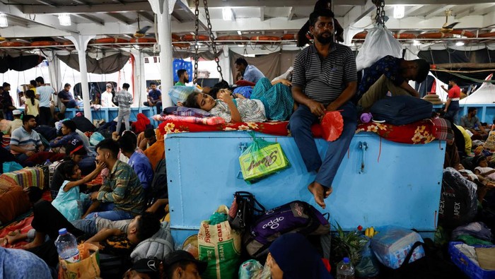 Thousands of people rush to get on board overcrowded ferries at the Sadarghat Ferry Terminal as they leave the capital city to celebrate Eid-al Adha with their families, in Dhaka, Bangladesh, June 27, 2023. REUTERS/Mohammad Ponir Hossain TPX IMAGES OF THE DAY REFILE - CORRECTING INFORMATION