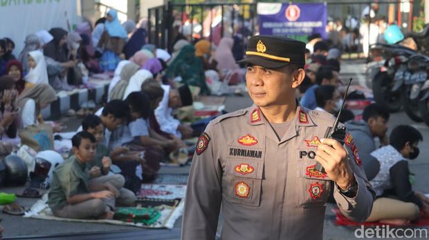 Kapolsek Panyileukan AKP Kurniawan saat melakukan pengamanan salat Idul Adha.