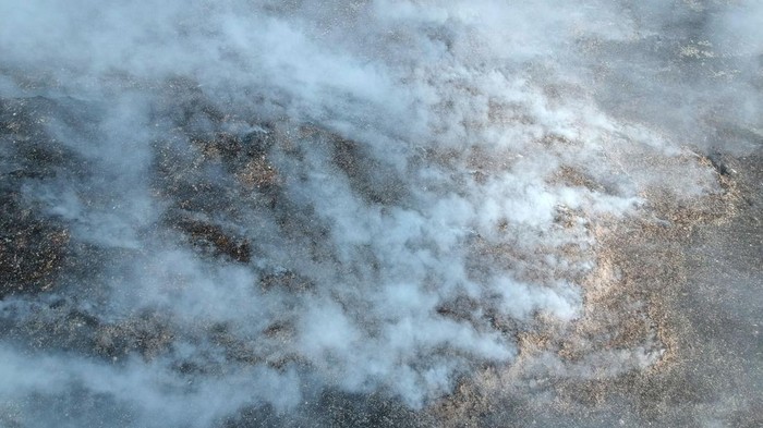Foto aerial suasana kebakaran lahan sampah di Tempat Pembuangan Akhir (TPA) Desa Dermasuci, Kabupaten Tegal, Jawa Tengah, Selasa (27/6/2023). Menurut BPBD Kabupaten Tegal kebakaran yang menghanguskan meluas mencapai lima hektare lahan perbukitan sampah TPA sehingga mengakibatkan kepulan asap yang menganggu jarak pendang dan kesehatan warga setempat. ANTARA FOTO/Oky Lukmansyah/foc.