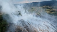 Foto aerial suasana kebakaran lahan sampah di Tempat Pembuangan Akhir (TPA) Desa Dermasuci, Kabupaten Tegal, Jawa Tengah, Selasa (27/6/2023).