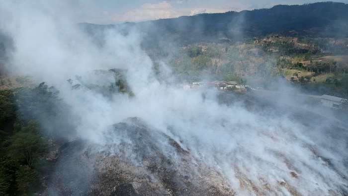 Foto aerial suasana kebakaran lahan sampah di Tempat Pembuangan Akhir (TPA) Desa Dermasuci, Kabupaten Tegal, Jawa Tengah, Selasa (27/6/2023). Menurut BPBD Kabupaten Tegal kebakaran yang menghanguskan meluas mencapai lima hektare lahan perbukitan sampah TPA sehingga mengakibatkan kepulan asap yang menganggu jarak pendang dan kesehatan warga setempat. ANTARA FOTO/Oky Lukmansyah/foc.