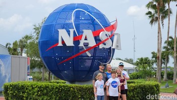 Saat kalian datang, langsung disuguhkan logo NASA berukuran raksasa. Tentu, sayang untuk tidak mengabadikannya. Foto: Agus Tri Haryanto/detikINET