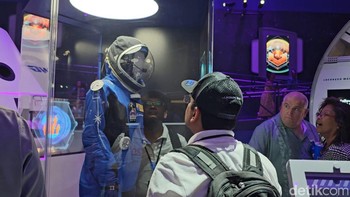 Salah satu baju astronaut bisa dilihat dari jarak sangat dekat. Foto: Agus Tri Haryanto/detikINET