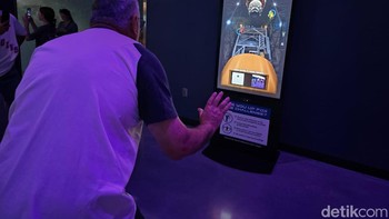 Saat pengunjung mencoba menghubungkan modul layaknya tugas astronaut. Foto: Agus Tri Haryanto/detikINET