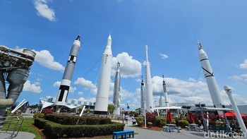 Setelah melewati gerbang masuk dan pemeriksaan keamanan, pengunjung akan dihadapkan berbagai roket berbagai ukuran yang sudah dipakai NASA dalam menjalankan misi antariksanya. Foto: Agus Tri Haryanto/detikINET