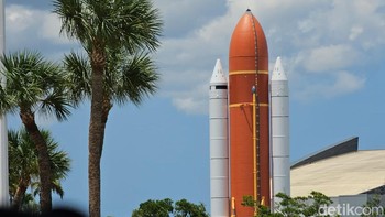 Di sudut yang lain, ada roket Atlantis yang legendaris gagah berdiri tampak dari kejauhan. Foto: Agus Tri Haryanto/detikINET