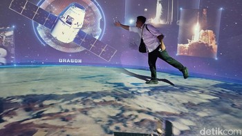 Ketika masuk, pengunjung disambut hologram ISS, wahana antariksa, dan pemandangan bumi dari antariksa. Foto: Agus Tri Haryanto/detikINET