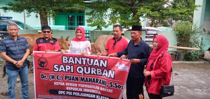 Ketua DPR RI Puan Maharani dan anggota DPD RI Casytha Arriwi K mengirimkan hewan kurban untuk masyarakat Klaten. Hewan kurban berupa sapi dan kambing diserahkan Bupati Klaten, Sri Mulyani ke para penerima.