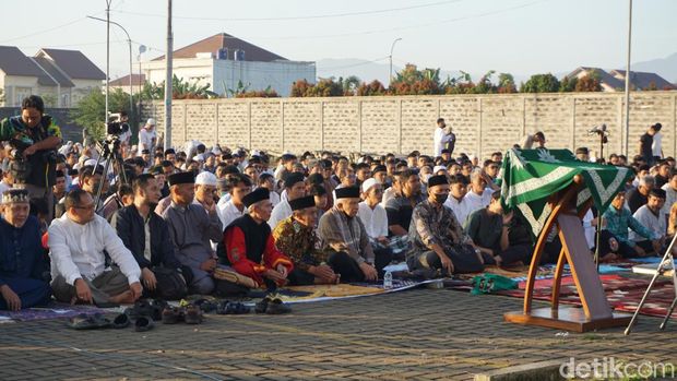 Ketua Umum PP Muhammadiyah periode 1994 - 1998, Amien Rais saat menjadi khatib salat Idul Adha.