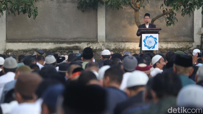 Khotib sekaligus imam Salat Idul Adha di Universitas Muhammadiyah Bandung (UMB),Dr. Hendar Riyadi M.Ag yang merupakan  Wakil Rektor I UMB.