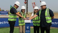 Momentum ini dilengkapi dengan kesepakatan kerja sama dengan beberapa mitra strategis untuk membentuk ekosistem kendaraan listrik. Pabrik yang berlokasi di kawasan GIIC Cikarang, Bekasi, Jawa Barat, akan dibangun di lahan seluas tiga hektar, dan memiliki kapasitas produksi sampai dengan 250 ribu unit per line pada tahap awal.  