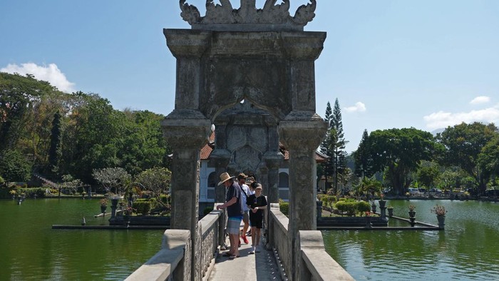 Wisatawan menikmati suasana saat mengunjungi taman peninggalan Kerajaan Karangasem di objek wisata Taman Soekasada Ujung, Karangasem, Bali, Rabu (28/6/2023). Pihak pengelola objek wisata menyebut jumlah kunjungan pada masa endemi masih belum normal dengan rata-rata 800 orang per hari dibandingkan pada tahun 2019 atau sebelum pandemi COVID-19 yang rata-rata 1.200 orang per hari. ANTARA FOTO/Nyoman Hendra Wibowo/foc.