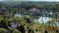 Wisatawan menikmati suasana asri saat mengunjungi objek wisata Taman Soekasada Ujung, Karangasem, Bali, Rabu (28/6/2023).