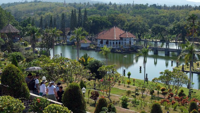Wisatawan menikmati suasana saat mengunjungi taman peninggalan Kerajaan Karangasem di objek wisata Taman Soekasada Ujung, Karangasem, Bali, Rabu (28/6/2023). Pihak pengelola objek wisata menyebut jumlah kunjungan pada masa endemi masih belum normal dengan rata-rata 800 orang per hari dibandingkan pada tahun 2019 atau sebelum pandemi COVID-19 yang rata-rata 1.200 orang per hari. ANTARA FOTO/Nyoman Hendra Wibowo/foc.