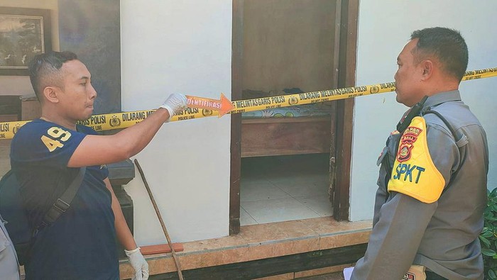 Personel Polsek Bebandem saat melakukan olah TKP di lokasi mendiang ING gantung diri, Banjar Dinas Pengawan, Desa Sibetan, Kecamatan Bebandem, Karangasem, Rabu (28/6/2023). (dok. Polsek Bebandem)