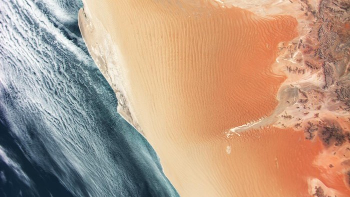 Laut Pasir Namib (Namib Sand Sea), tempat gurun dan laut bertemu.