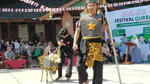 Lomba menghias domba di Pondok Pesantren Dzikir Al-Fath, Kota Sukabumi, Rabu (28/6/2023).