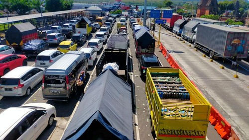 Antrean kendaraan di Pelabuhan Gilimanuk, Rabu (28/6/2023).