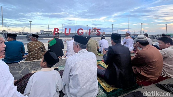 Warga Muhammadiyah di Makassar, Sulawesi Selatan (Sulsel) penuhi Anjugan Pantai Losari untuk salat Idul Adha 1444 H.