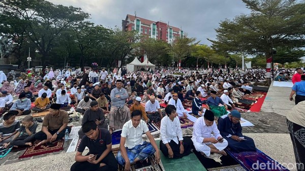 Potret Salat Idul Adha Warga Muhammadiyah di Anjungan Pantai Losari Makassar