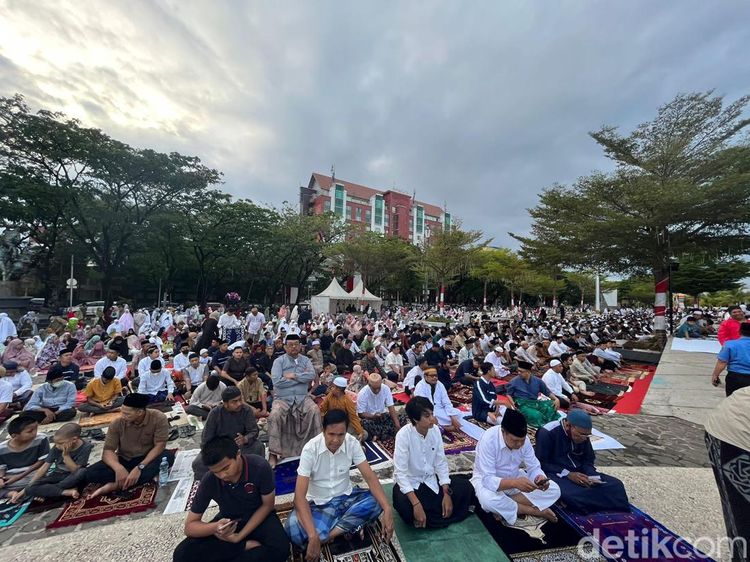 Potret Salat Idul Adha Warga Muhammadiyah di Anjungan Pantai Losari Makassar