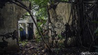 Kampung Vietnam terletak di Kelurahan Dukuh, Kramat Jati, Jakarta Pusat. Kendati kerap dijuluki kampung mati, nyatanya masih ada sejumlah orang yang tinggal di sana.