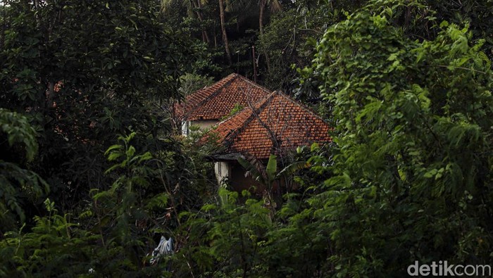 Beginilah suasana menjelang malam di salah satu perkampungan di pinggiran Jakarta yang juga bekas penampungan pengungsi vietnam. Penasaran seperti apa? Ini potretnya.