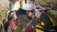 Mengamati ornamen gua yg masih aktif atau tumbuh pict by koBill