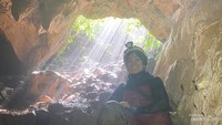 Pintu keluar gua Melihat sinar matahari serasa lahir kembali dari rahim ibu pertiwi setelah lama di dalam perut bumi yg gelap