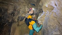 Memanjat dinding gua dengan bantuan webbing