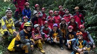 Semangat tim sebelum masuk gua