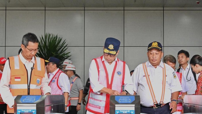 Menhub Budi Karya dan Pj Gubernur DKI Heru Budi meninjau proyek LRT Jabodebek.