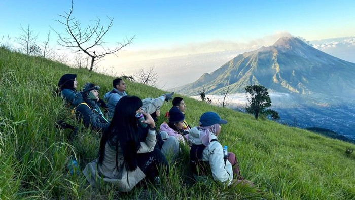 Birunya langit dan hamparan putihnya awan manjakan mata para pendaki akan keindahan panorama di puncak gunung merbabu dari ketinggian 3.142 mdpl.