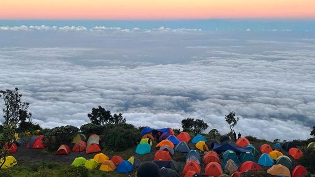 Birunya langit dan hamparan putihnya awan manjakan mata para pendaki akan keindahan panorama di puncak gunung merbabu dari ketinggian 3.142 mdpl.