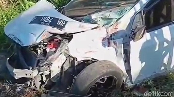 Mobilio ringsek usai tersambar kereta api di perlintasan tanpa palang pintu Banyuwangi