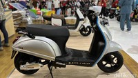 Viar EV1 menggunakan roda 90/90-10 inchi yang dipadukan dengan ban tubeless, serta dilengkapi tipe pengereman cakram untuk roda depan dan belakang. Foto: Luthfi Anshori/detikcom