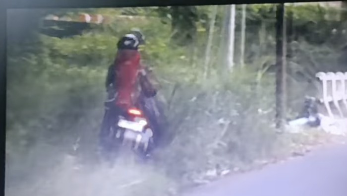 Motor menyalip di tikungan