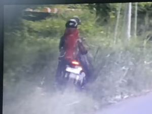 Duh! Pemotor Aerox Nyalip di Tikungan, Endingnya Hilang di Semak-semak