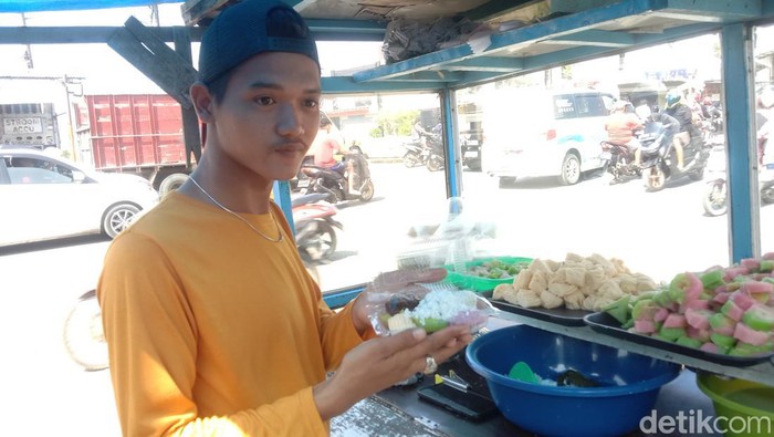 Nanda pemuda asal Garut menjajaki jajanan tradisional di Indramayu