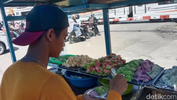 Nanda pemuda asal Garut menjajaki jajanan tradisional di Indramayu