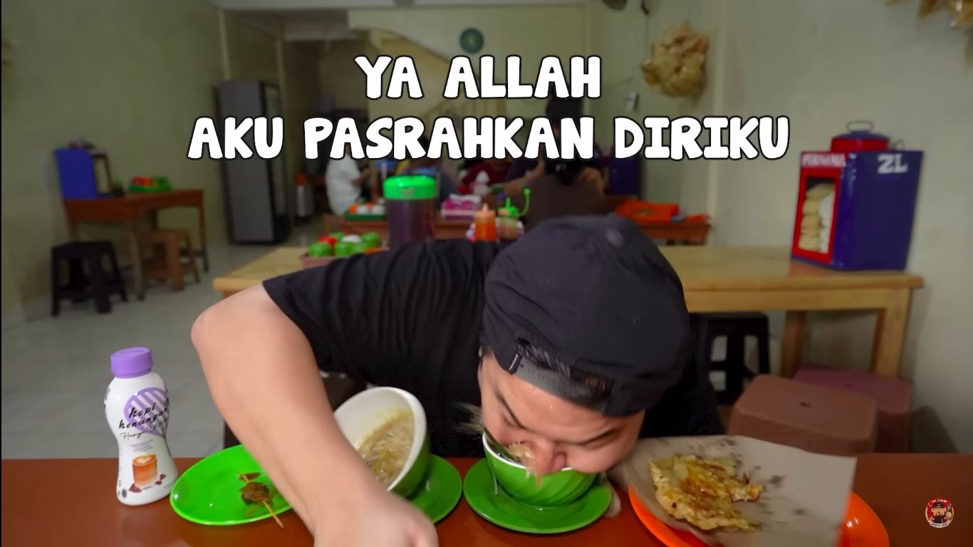 Nex Carlos jatuh saat makan soto