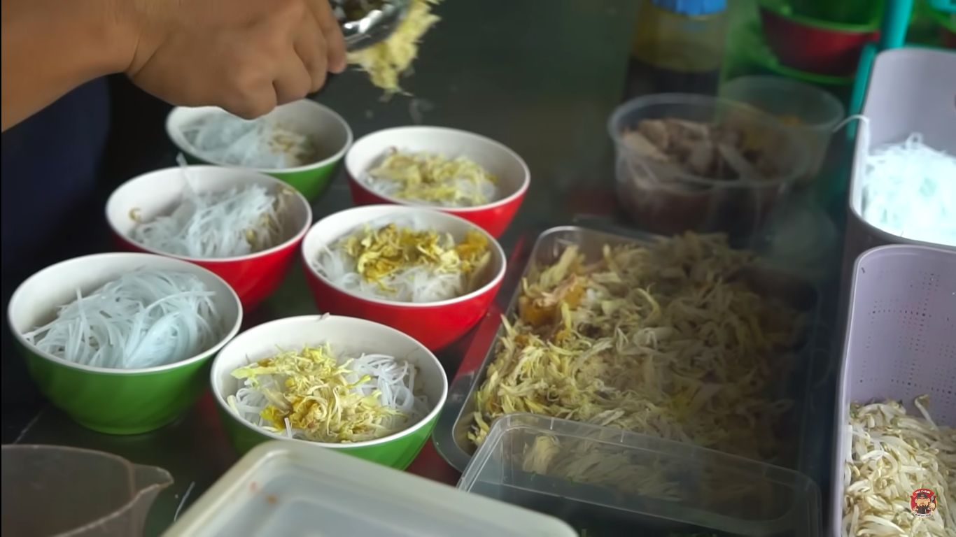 Nex Carlos jatuh saat makan soto
