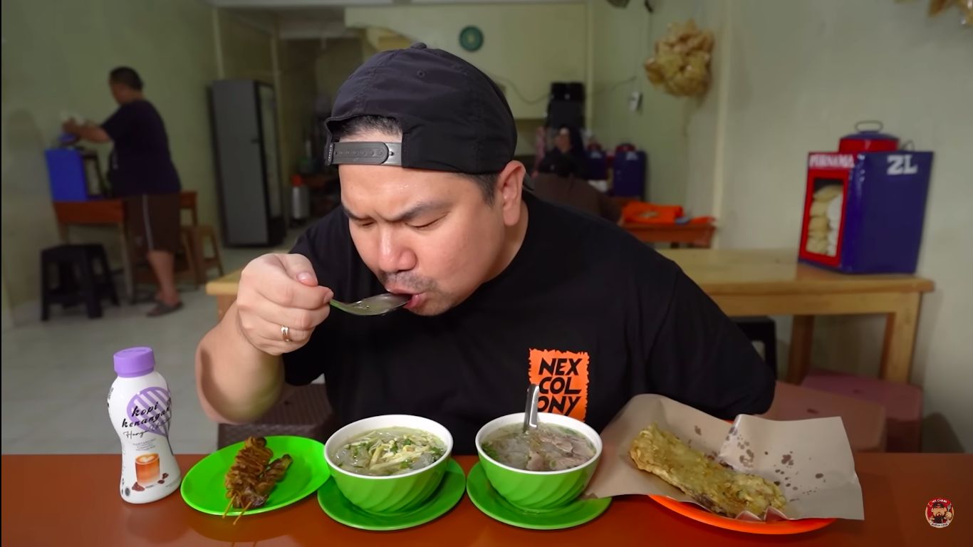 Nex Carlos jatuh saat makan soto