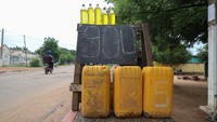 Negara-negara Afrika Barat mengalami kekacauan karena ditariknya kebijakan BBM bersubsidi. Bensin eceran yang murah dari Nigeria tiba-tiba naik dan mengguncang sektor informal yang penting bagi kegiatan eknomi kawasan itu.  