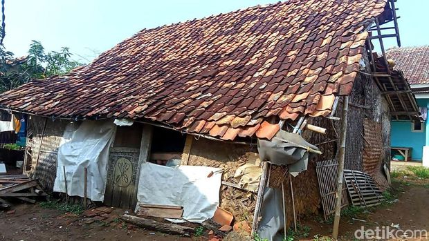 Ibu Casem hidup dalam keterbatasan. Bertahun-tahun, ia dan dua anaknya tinggal di gubuk reyot yang nyaris rubuh di Kabupaten Karawang. Yuk, kita bantu mereka!