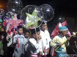 Pawai Lampion Ratusan Santri Meriahkan Malam Takbir Idul Adha