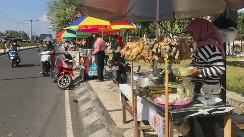 Pedagang ketupat dadakan menggelar lapak di sepanjang Jalan Airlangga Kota Mataram atau kompleks Taman Budaya Mataram, Rabu (28/6/2023). (Helmy Akbar/detikBali)