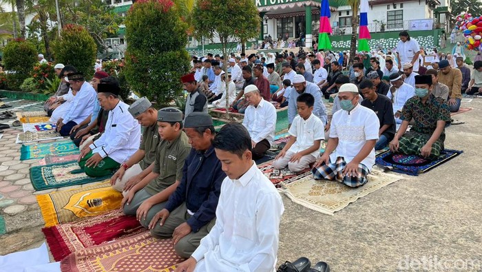 Pelaksanaan Salat Idul Adha di halaman kampus Unamin Sorong, Kota Sorong, Papua Barat Daya.